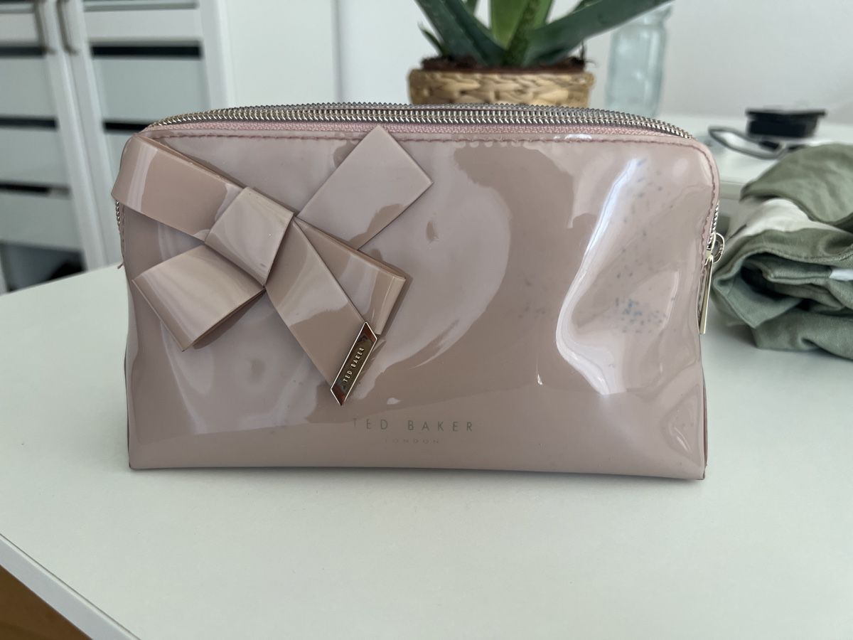 Kosmetikkoffer: Ted Baker Kosmetiktasche Lack Rosa Schleife – Gebraucht aus Ebikon von her_82yr 3