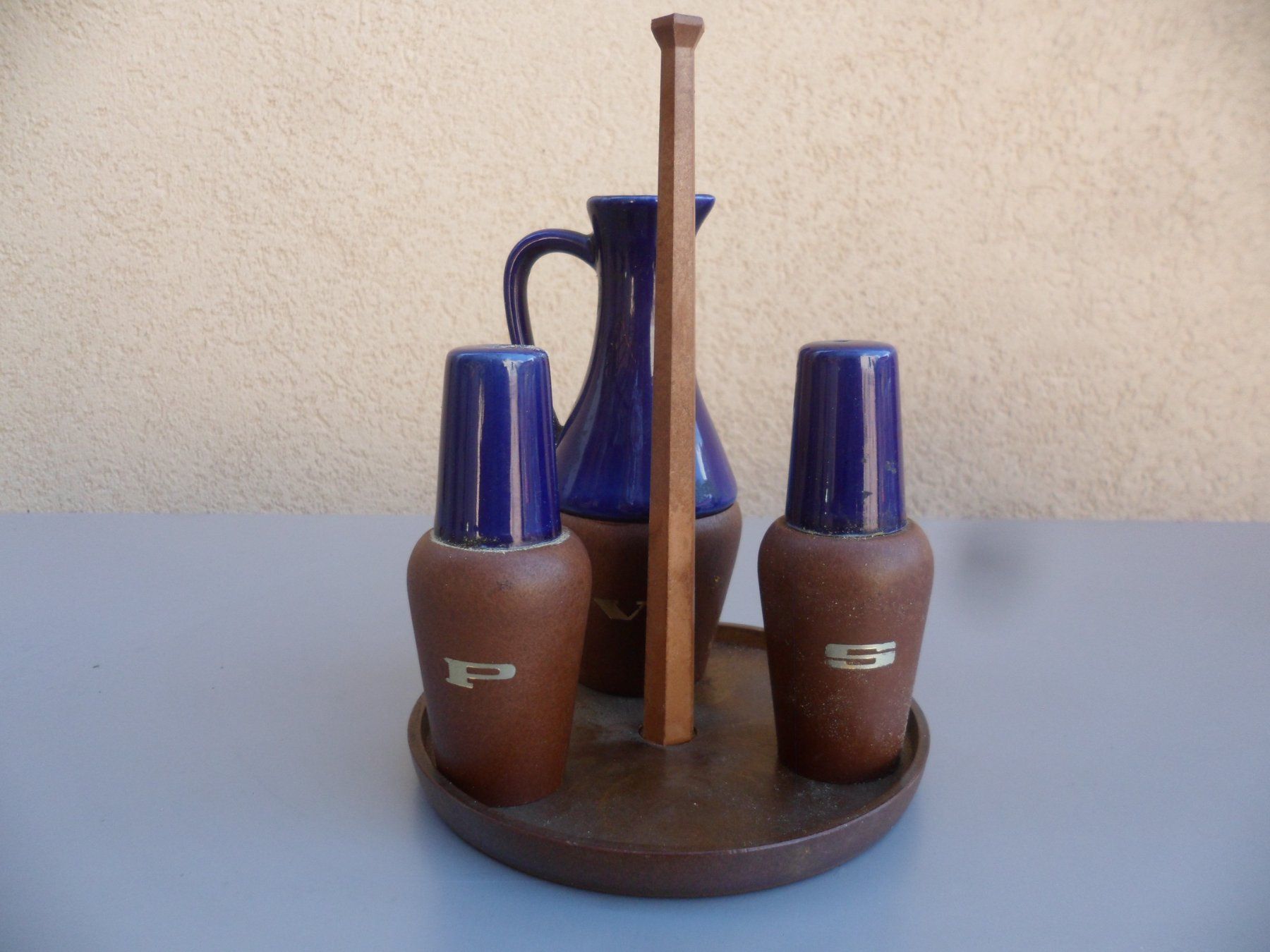 Set di piatti: Support pour condiment  , sel ,poivre, flacon pour sauce. – Usato da Yverdon-les-Bains venduto da pitchouffe