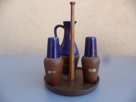 Ensemble pour condiment , sel ,poivre et flacon pour sauce.