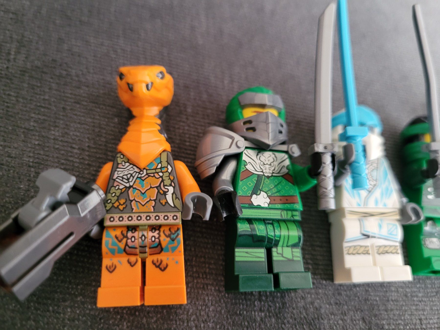 Lego Baukästen: 5 Minifigures Lego Ninjago mit zuberhör – Gebraucht aus La Tour-de-Peilz von estelle69 5