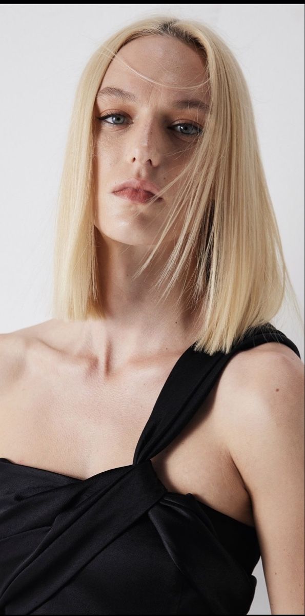 Camicette: Schwarze Crop-Bluse mit asymmetrischen Ärmeln – Nuovo (secondo la descrizione) da Zürich venduto da dil_mdn7 2