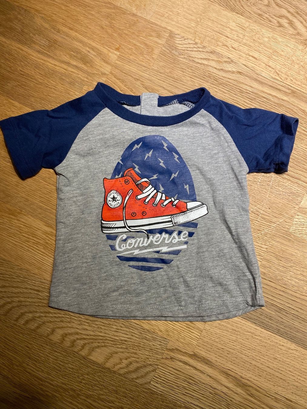 Hemden, Tops & T-Shirts: Baby T-Shirt Converse 6-9M – Neu (gemäss Beschreibung) aus Trachslau von M_Schmid81