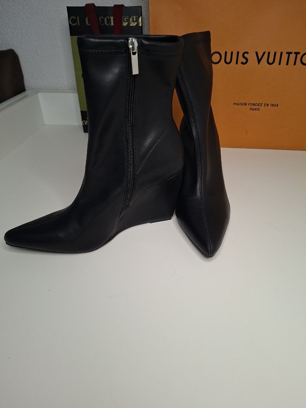 Scarpe da donna: Stiefeletten Keilabsatz schwarz  – Nuovo (secondo la descrizione) da Huttwil venduto da DealAlpina