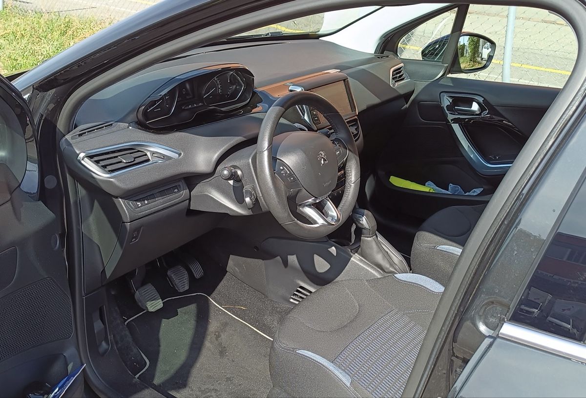 Peugeot Automobili: Peugeot 208  – Usato da Embrach venduto da Billy111 2