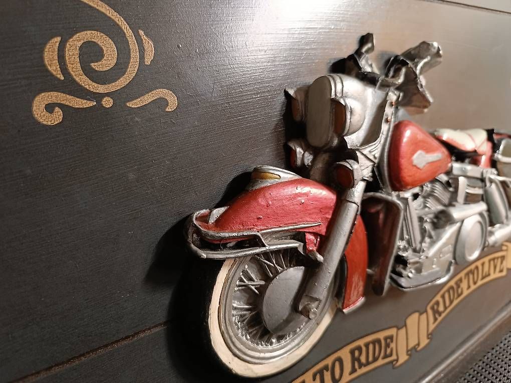 Dipinti: Harley Davidson Relief-Holzbild – Usato da Zürich venduto da Clutterfree 2