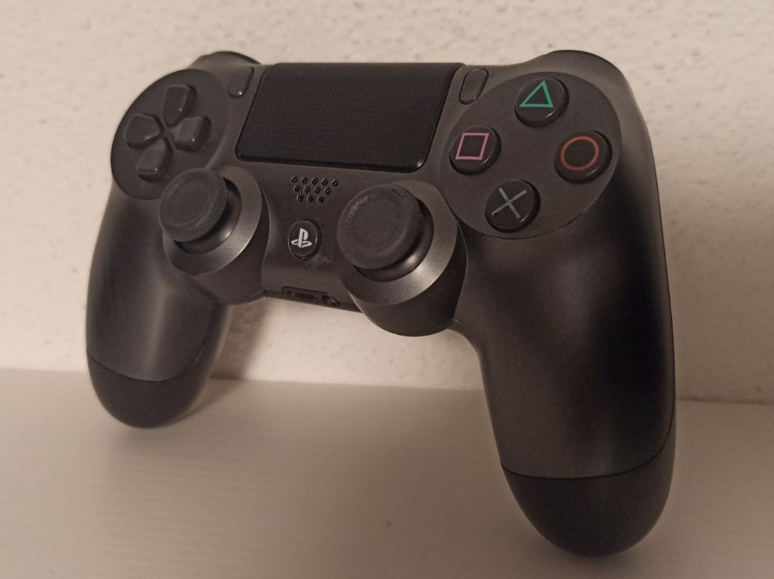 Manettes: Original Controller Sony PS4 Wireless DualShock 4 V2 B – D'occasion à Oberweningen par mar_87mx