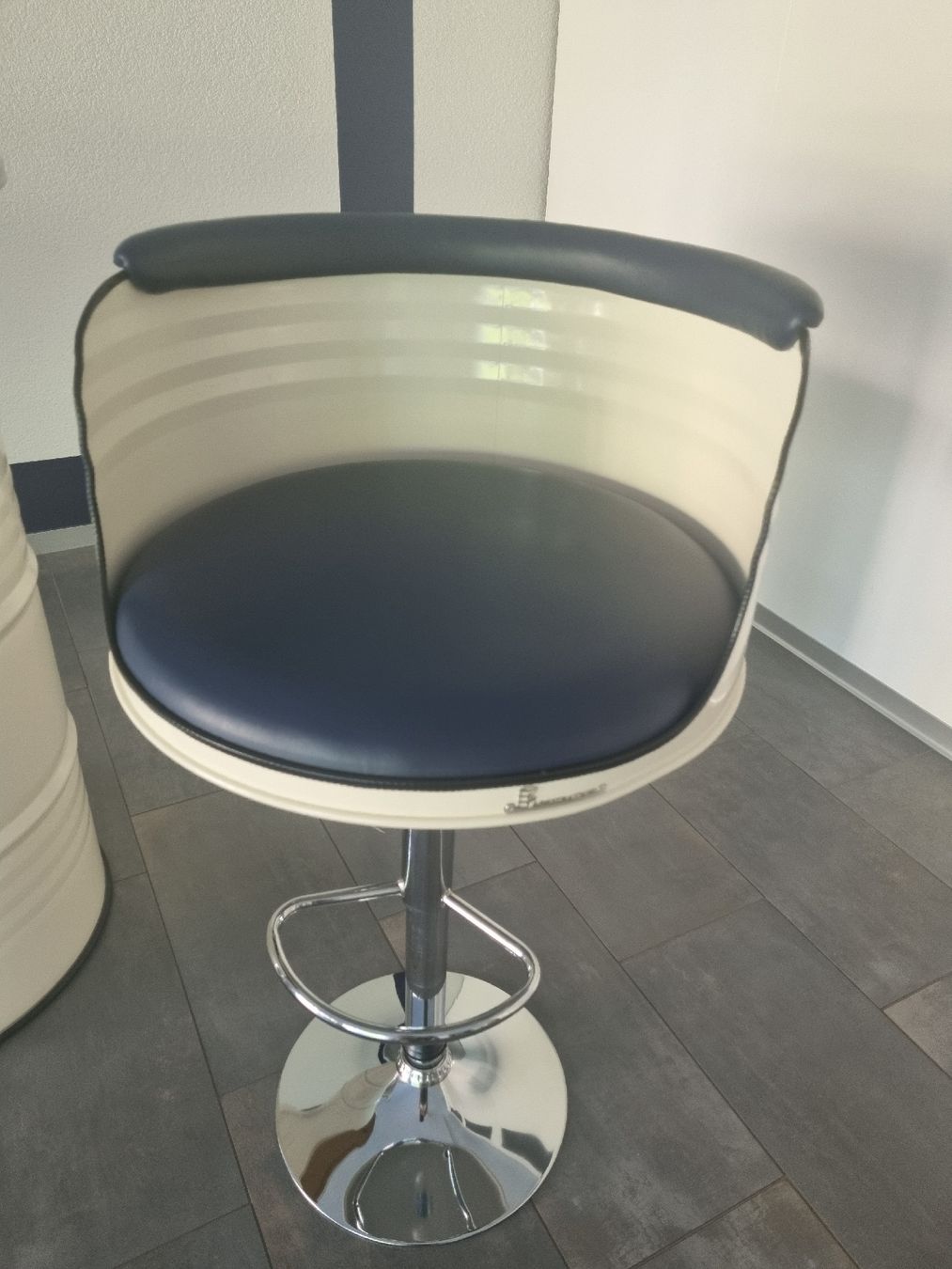 Tische: Stehtisch mit zwei Barstühle (ecru) – Gebraucht aus Abtwil SG von danikari 3