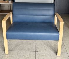 Bürostuhl / Sessel, Kunstleder blau, Holz Armlehnen. Top! (5