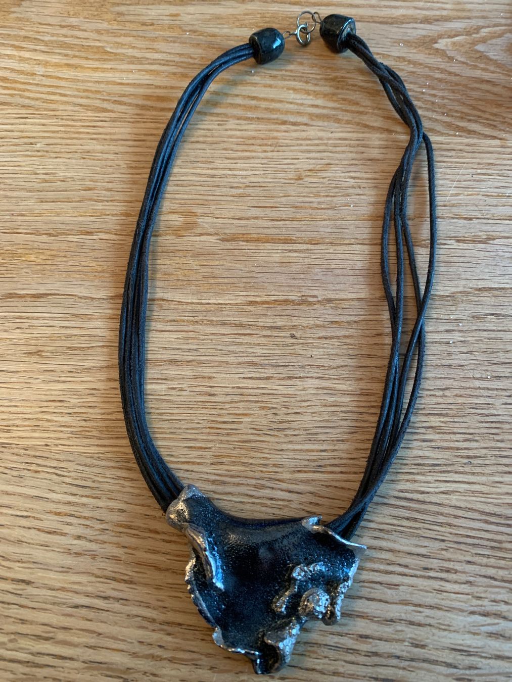 Ketten: Collier artisanal avec cordon en cuir – Gebraucht aus MEYRIN von Gwendo10