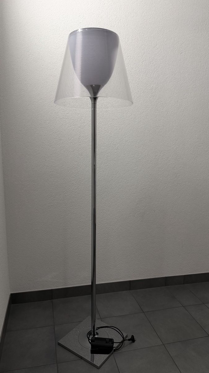 Flos Lampade: Lampe Flos  KTribe Floor de Philippe Starck – Usato da Fully venduto da Pneo 1