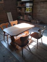 Rust. Esstisch mit 4 Stühlen aus Holz - braucht Auffrischung