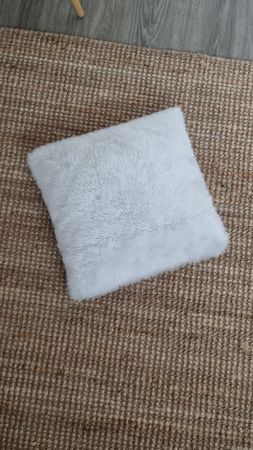 Kissen aus weißem Kunstfell
