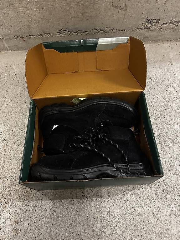Scarpe da uomo: Chaussures de sécurité taille 43 – Usato da Monthey venduto da and_c5w8 1