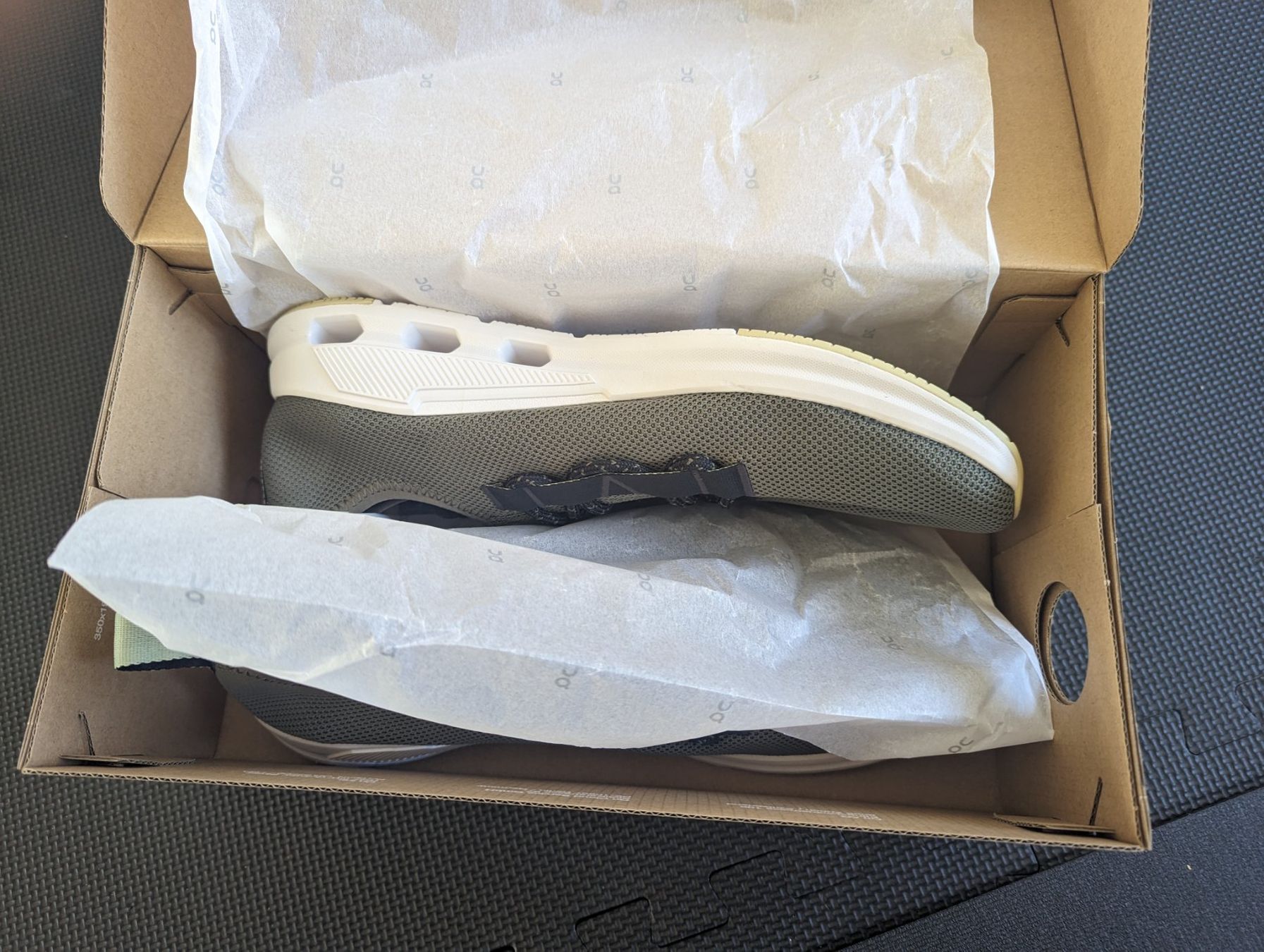 On Scarpe da uomo: On Schuhe Cloudeasy / Herren / Gr. 46 / Neu / Oliv – Nuovo e nell'imballaggio originale da Ittigen venduto da Deriento