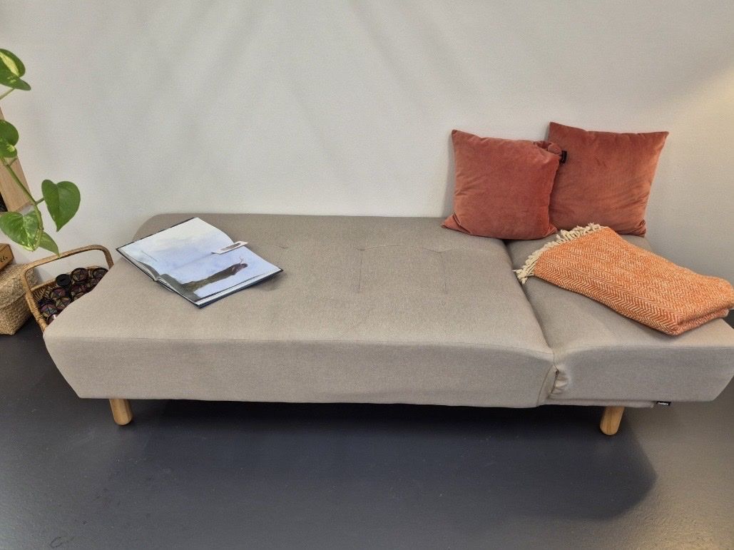Beliani Liegen & Liegestühle: Chaiselounge neuwertig. Selten ge – Gebraucht aus Jona von marmull