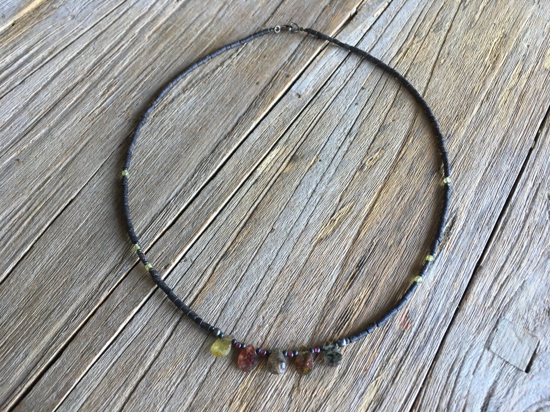 Catenine: HALSKETTE  TURMALIN / ONIX / PERIDOT  LÄNGE 47cm – Nuovo e nell'imballaggio originale da Aesch ZH venduto da LiquidAktion 4