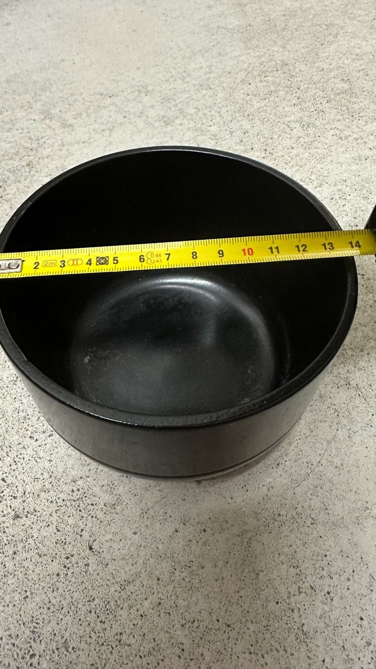 Pots de fleurs: Schwarzer Topf mit 14cm Durchmesser – D'occasion à Schönenwerd par rom_5wfy 1