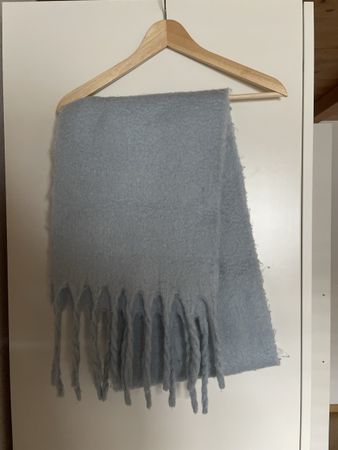 Warmer, hellblauer Winter Schal mit Fransen
