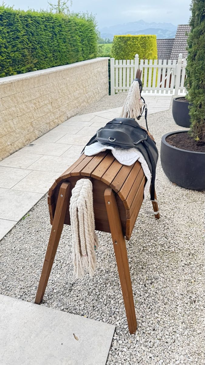 Giocattoli: Holzpferd mit Sattel und Zubehör  – Usato da Kirchberg SG venduto da hook76 3