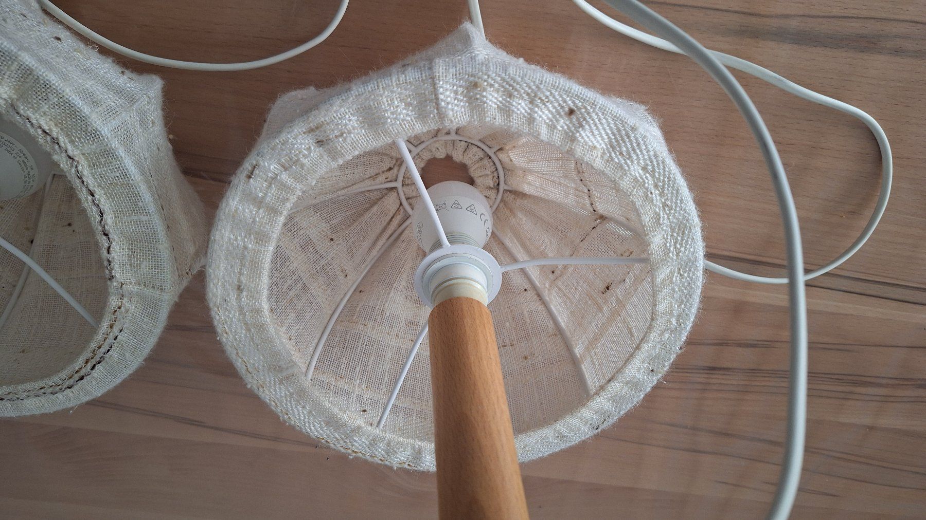 Lampade: 2er Set Nachttischlampen Holzfuss, Stoffschirm – Usato da Zofingen venduto da Zbirchi 3