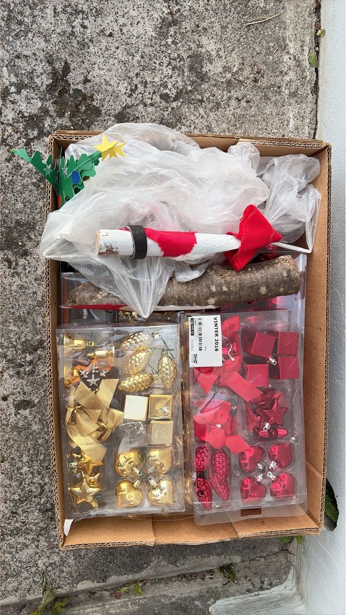 Tutte le decorazioni: Weihnachtsdeko Set Rot Gold mit Lichterkette – Usato da Füllinsdorf venduto da HESETIBS