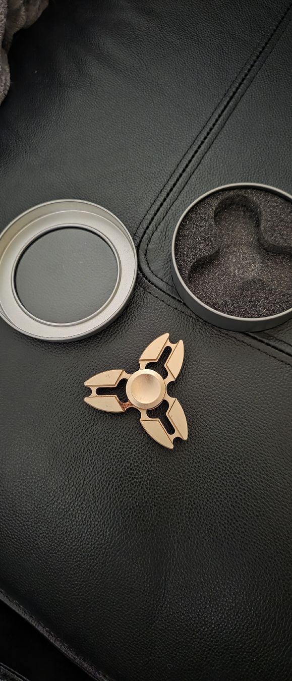 Jouets: Fidget spinner 2 Stück – D'occasion à Ellikon an der Thur par Ribbeli