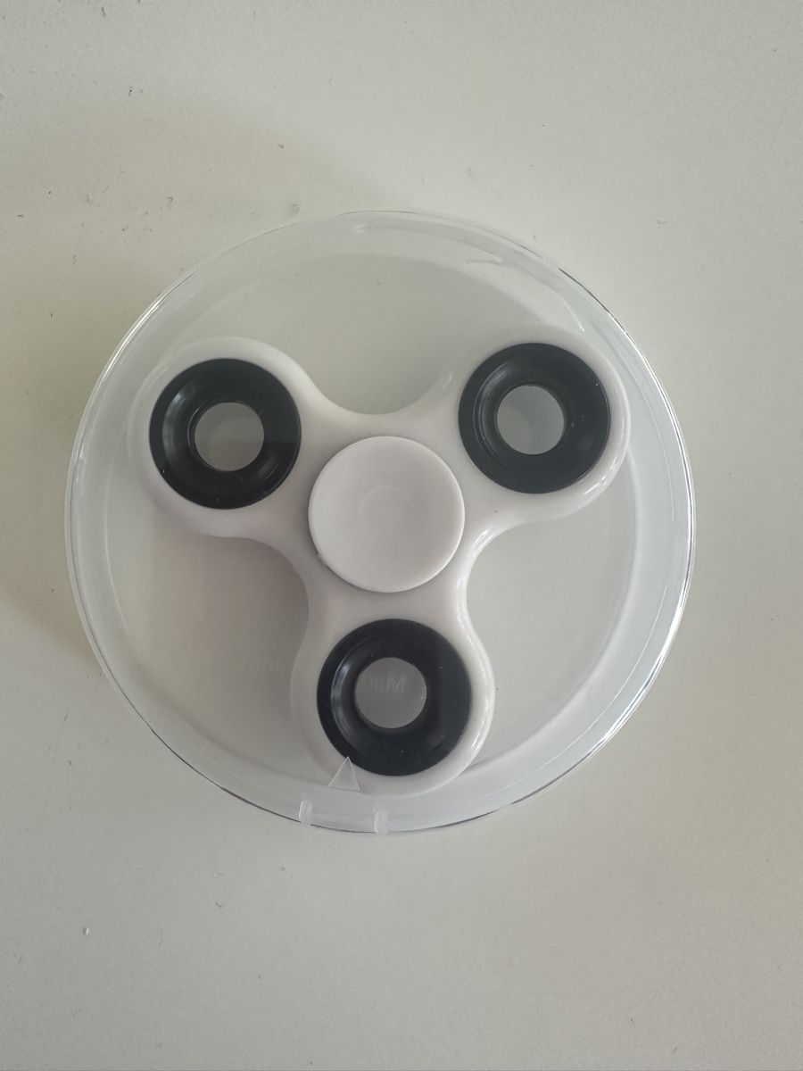 Jeux: Fidget Spinner White/Black 3 Arms New – D'occasion à Gattikon par Sarahs_Schatzkammer