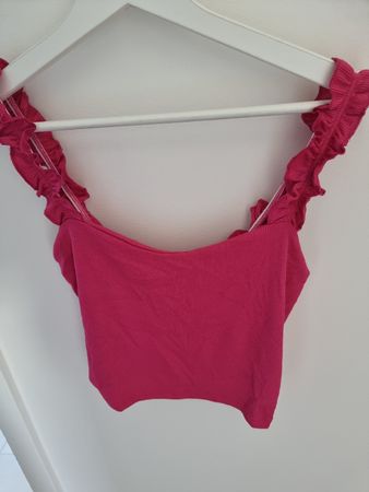 Pinkes Top mit Rüschen