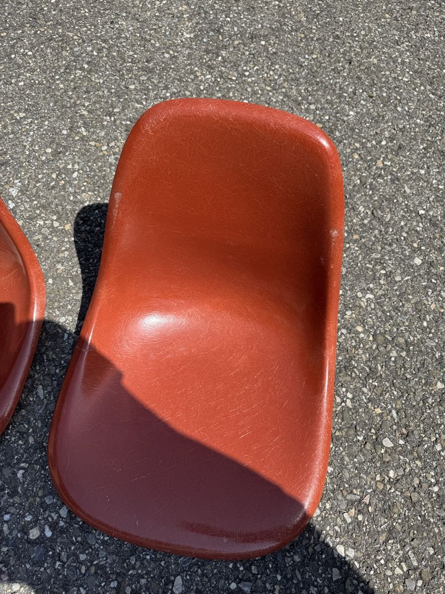 Sedie: 2 Eames Schalen Terracota ab 1.- Defekt – Usato da Grenchen venduto da Design-Outlet 1