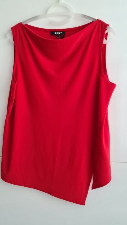 Damen Top DKNY rot, asymmetrisch, Grösse M