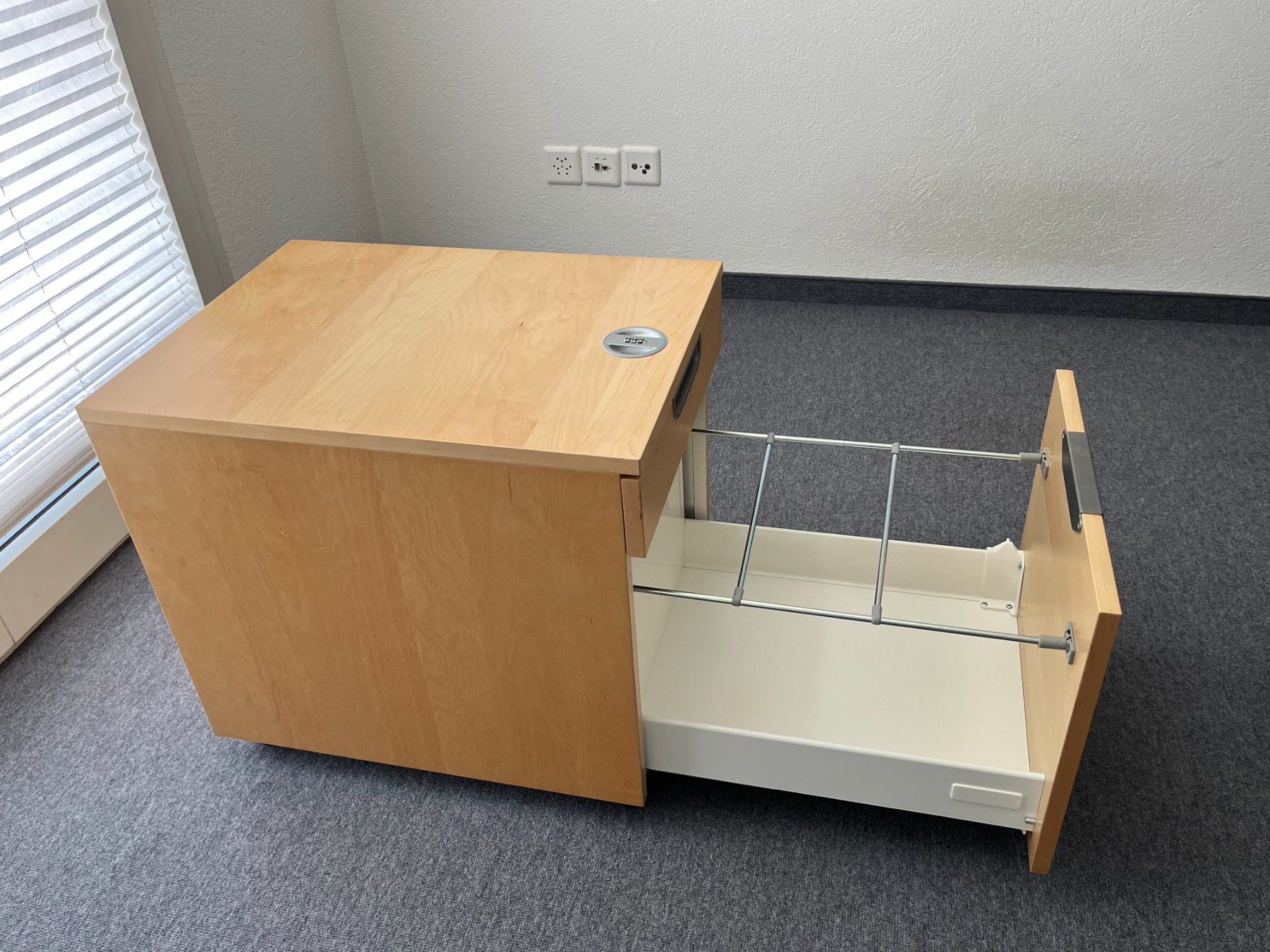 Ikea Bureaux: Schreibtisch mit Rollcontainer Buche Metallgestell von IKEA – D'occasion à Kriens par ch__z8rx 7