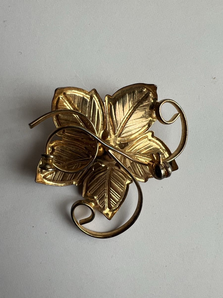 Spille & Fermagli: Flower-shaped brooch. The pin clasp is missing – Usato da Zürich venduto da Zurich_TimeCapsule 1