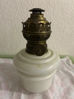Antike Petroleumlampe mit weissem Glassockel, Top!