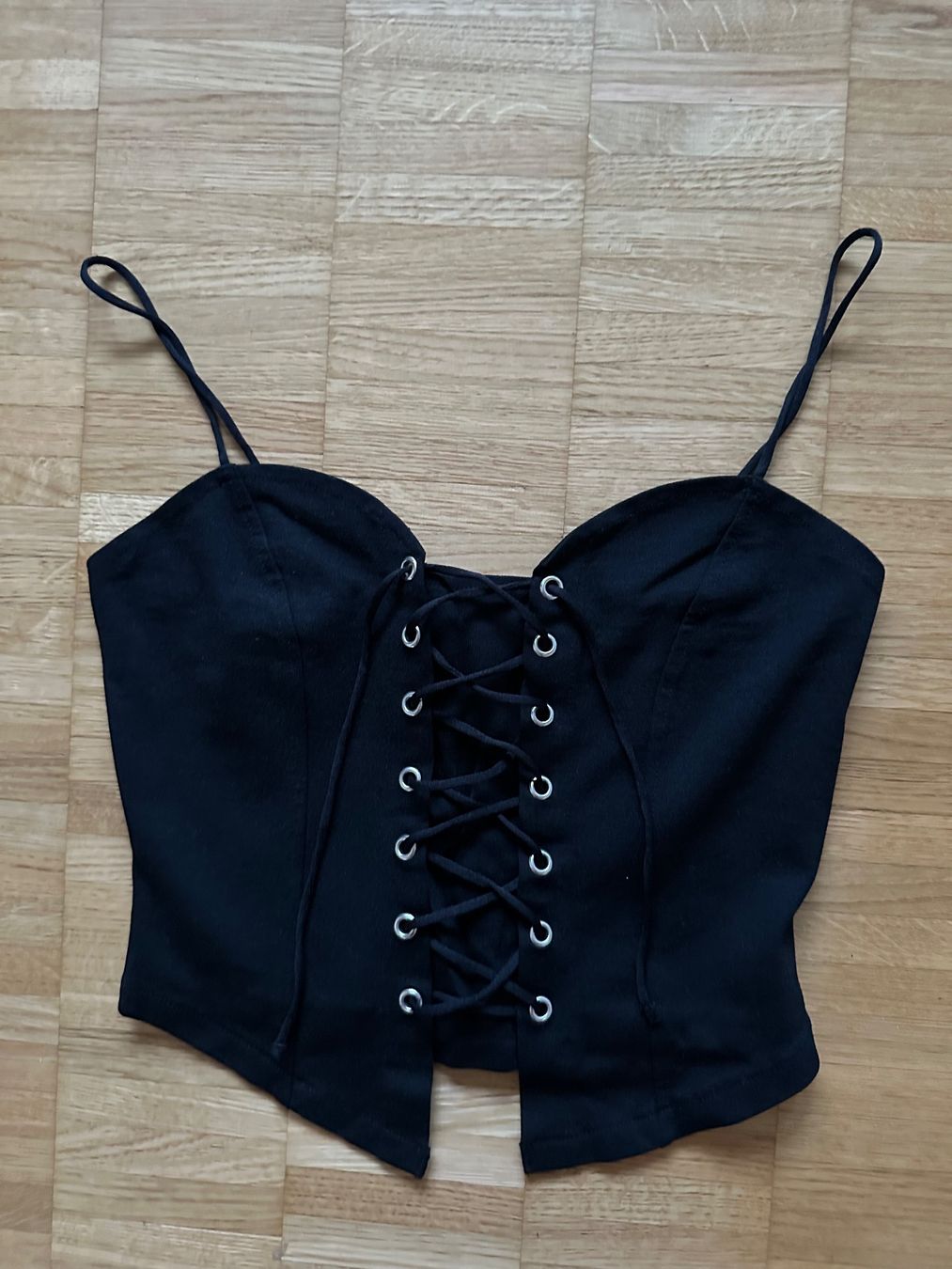 Bershka Top: Topshop Top schwarz mit Schnürung – Usato da Zürich venduto da ong8