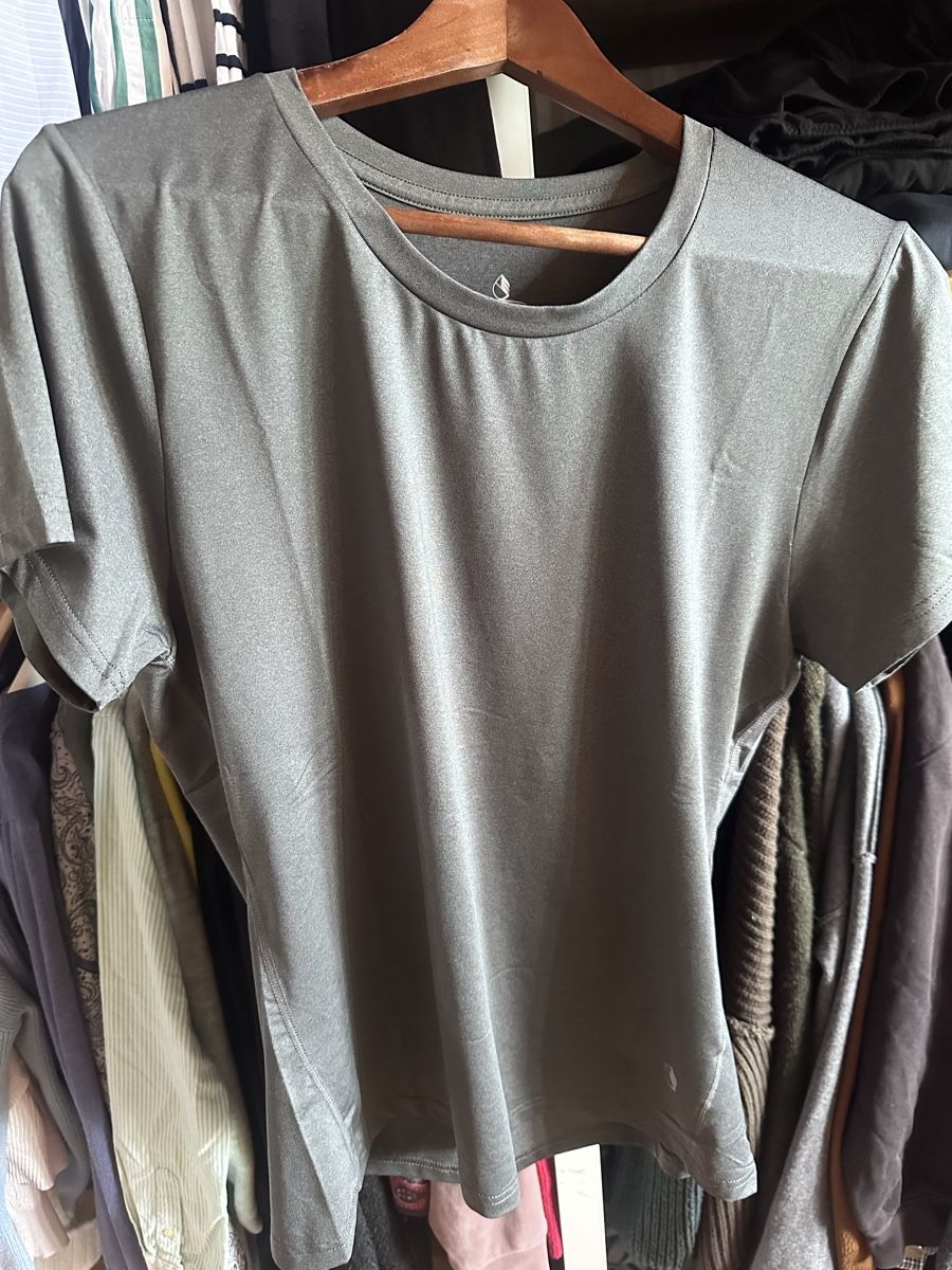 T-shirt: Sport Tshirt Grau, Gr.L – Usato da Münsingen venduto da Secondhand89