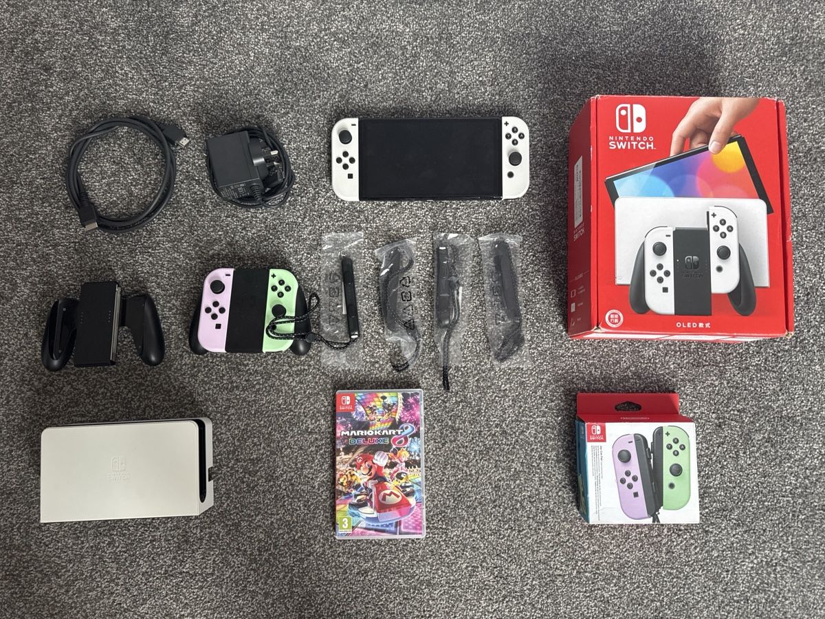 Nintendo Console: Nintendo Switch OLED mit 4 joycons + Mariokart 8 – Usato da Oberuzwil venduto da YoungDusty
