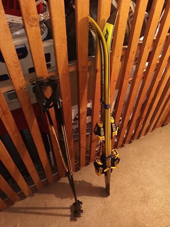 Skis: Ski mit Stöcke (130cm) – Gebraucht aus Arbon von Bieridiot