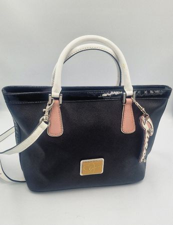 Schicke Guess Handtasche in Schwarz und Rosa
