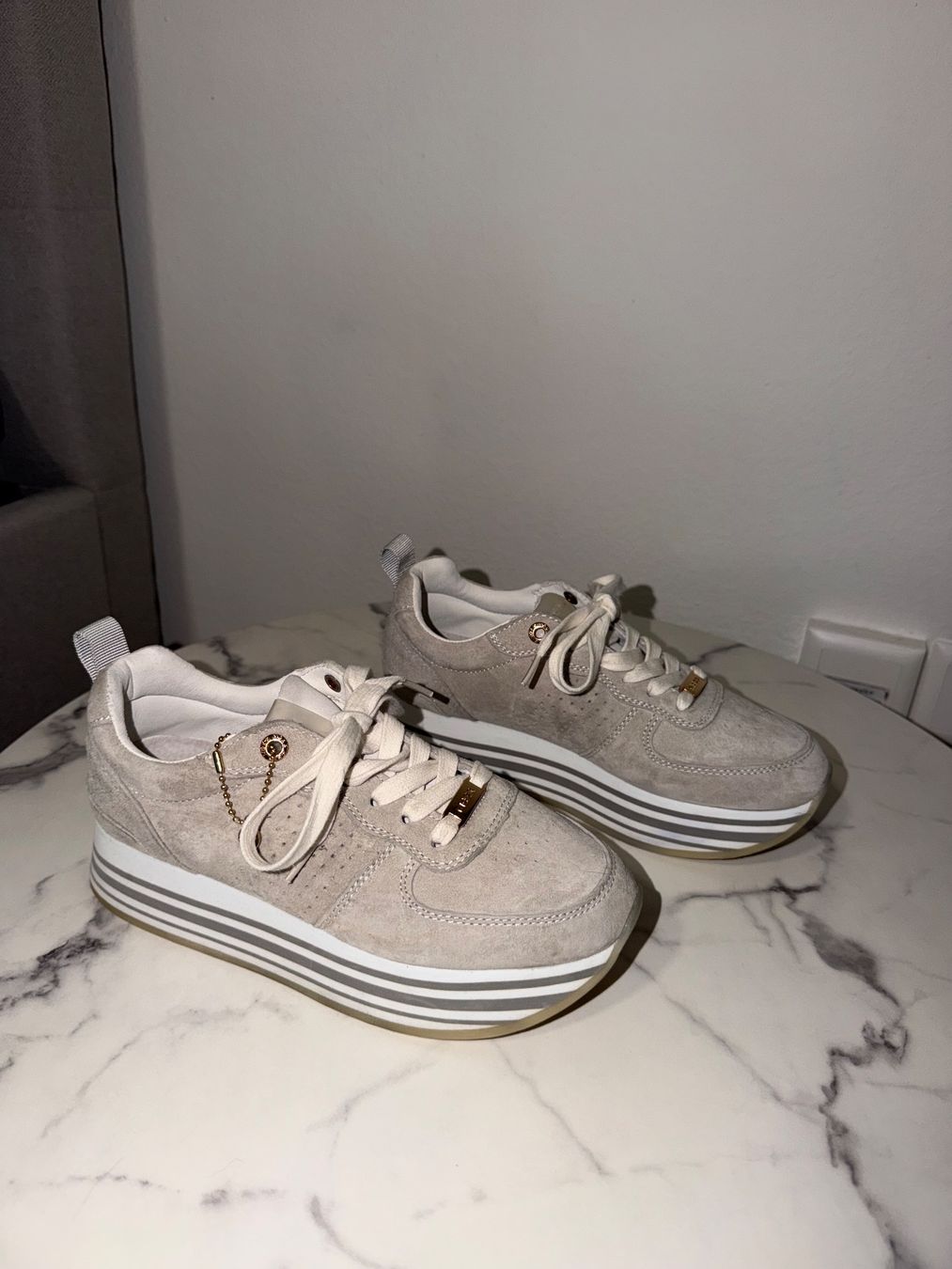 Mexx Scarpe da donna: hellgraue Wildleder-Sneaker von Mexx – Usato da Ittigen venduto da zaf_6sy9