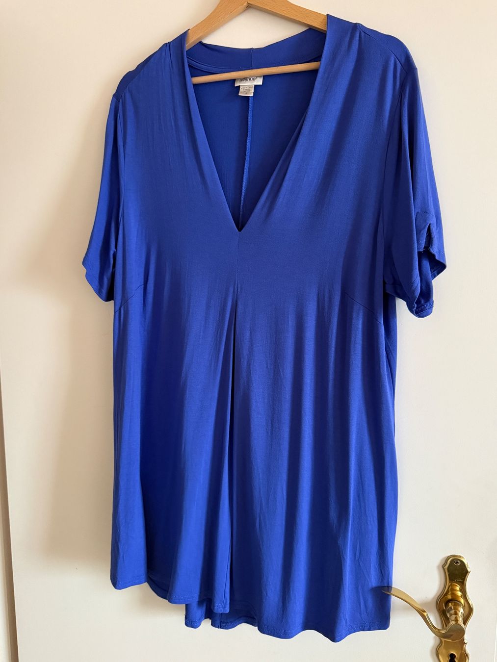 T-shirt: blaues   Shirt mit V-Ausschnitt, Grösse 48 – Usato da Winznau venduto da Sandhya
