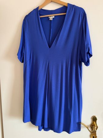 blaues   Shirt mit V-Ausschnitt, Grösse 48