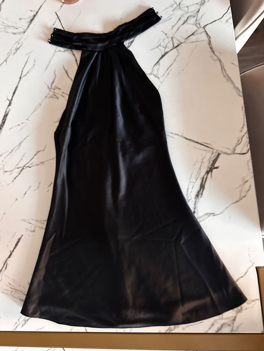 Kleider: Revolve Kleid glänzend – Gebraucht aus Dübendorf von bol_h67v