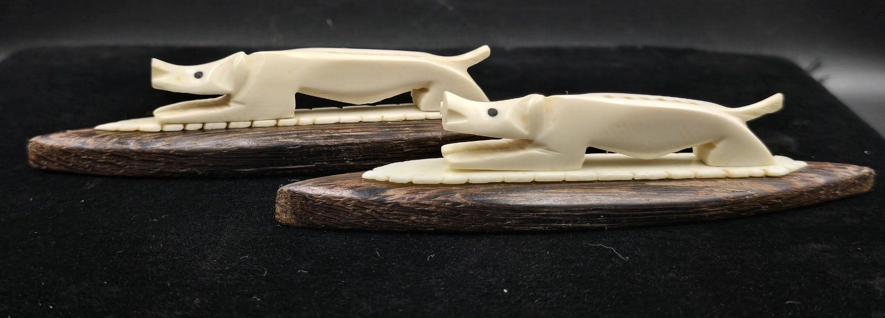 Statuette: Schnitzereien Hund ? Auf Holzsockel – Usato da Rorschacherberg venduto da snOOpydOg11 2