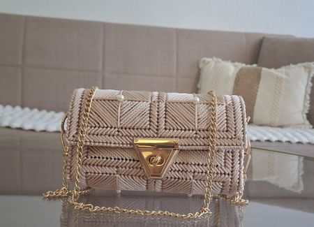 Sac pochette en macramé beige avec chaîne dorée