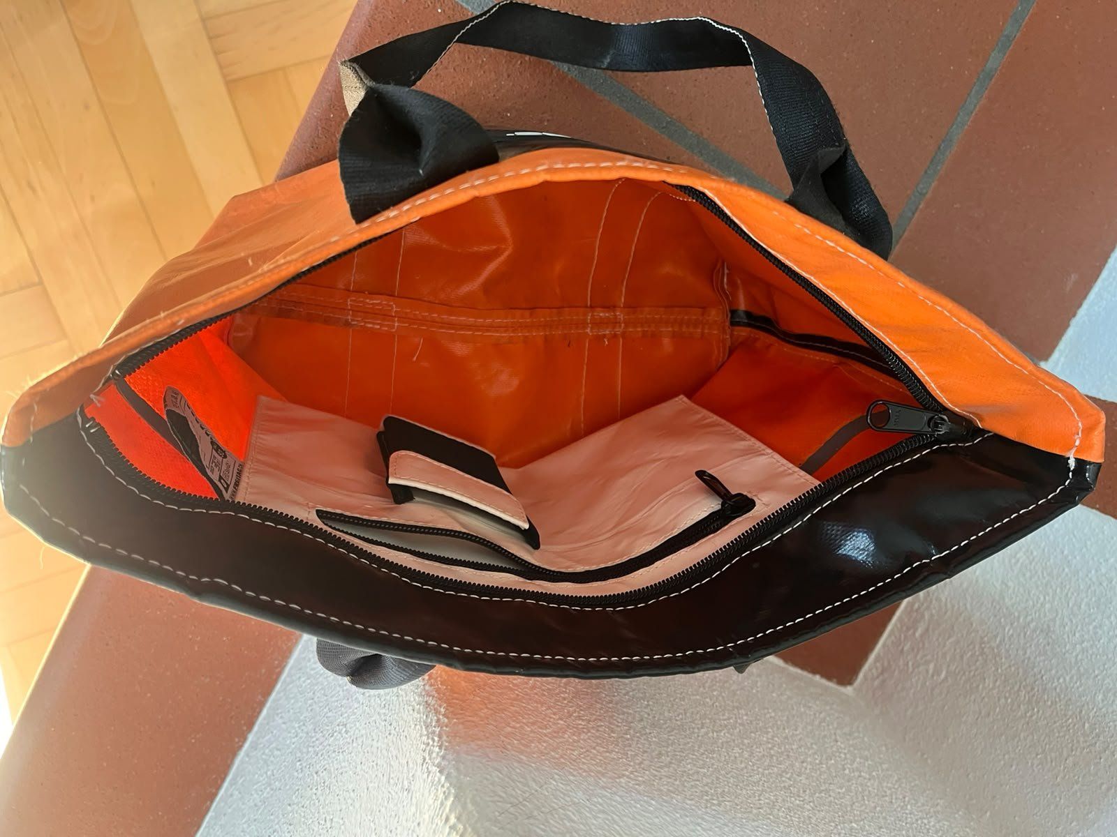 Freitag Borse: Freitag Tasche Orange-Schwarz – Usato da Triesen venduto da kun_5nrz 2