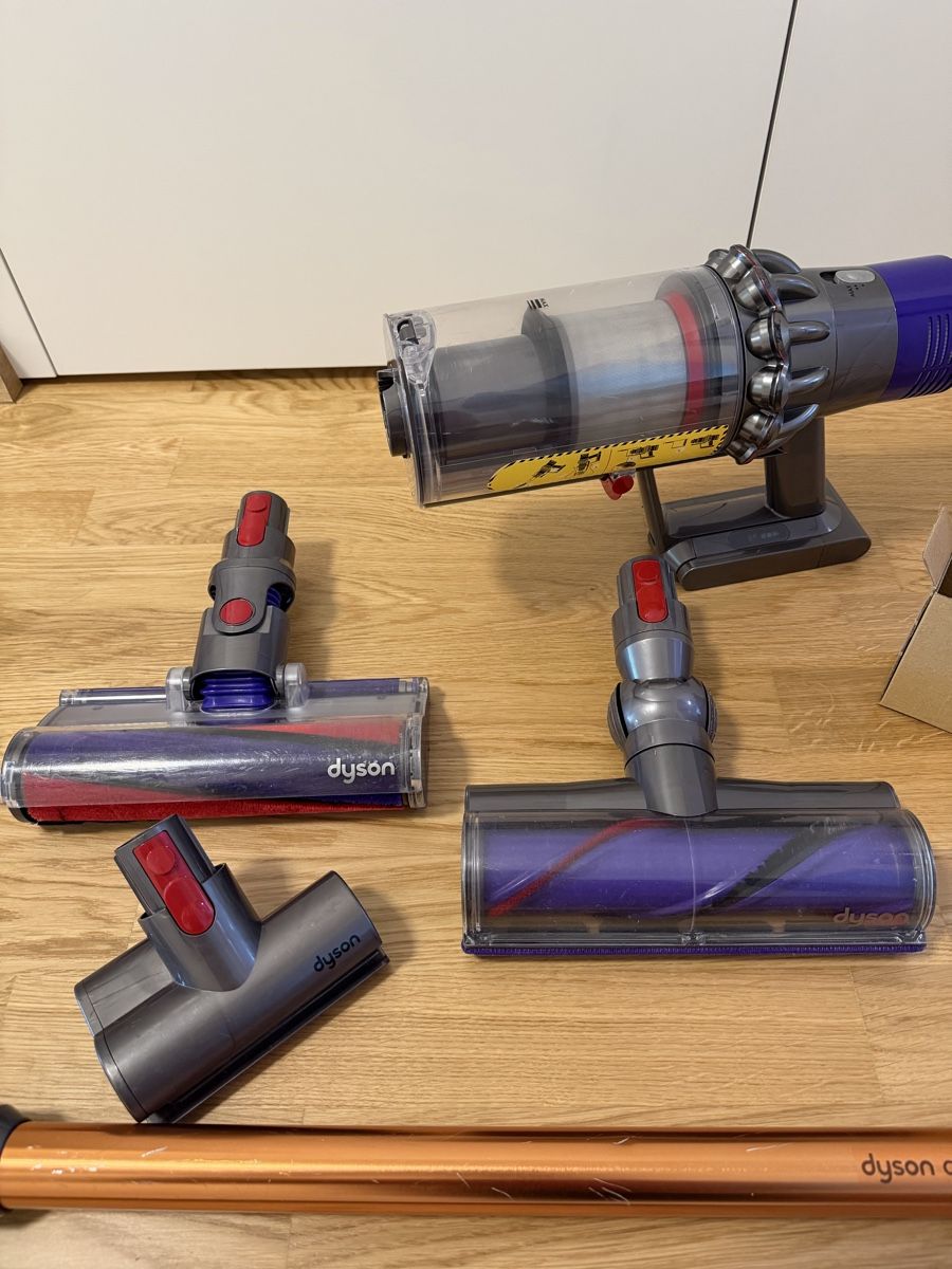 Dyson Aspirateurs & Accessoires: Dyson V10 cyclone absolute – D'occasion à Meyrin par SA_3006 1