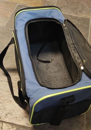 Praktische Hunde-Reisetasche für kleine Hunde oder Katzen