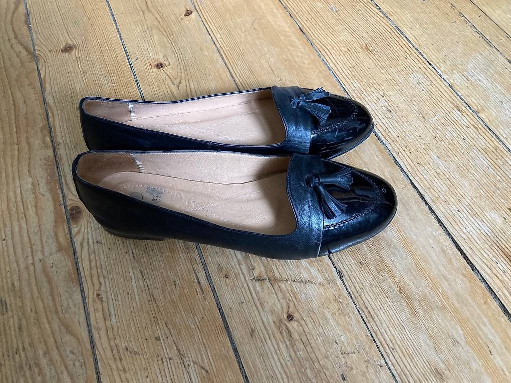 Damenschuhe: Mocassins-ballerines à pompons cuir noir véritable – Gebraucht aus Préverenges von Alexmar 1