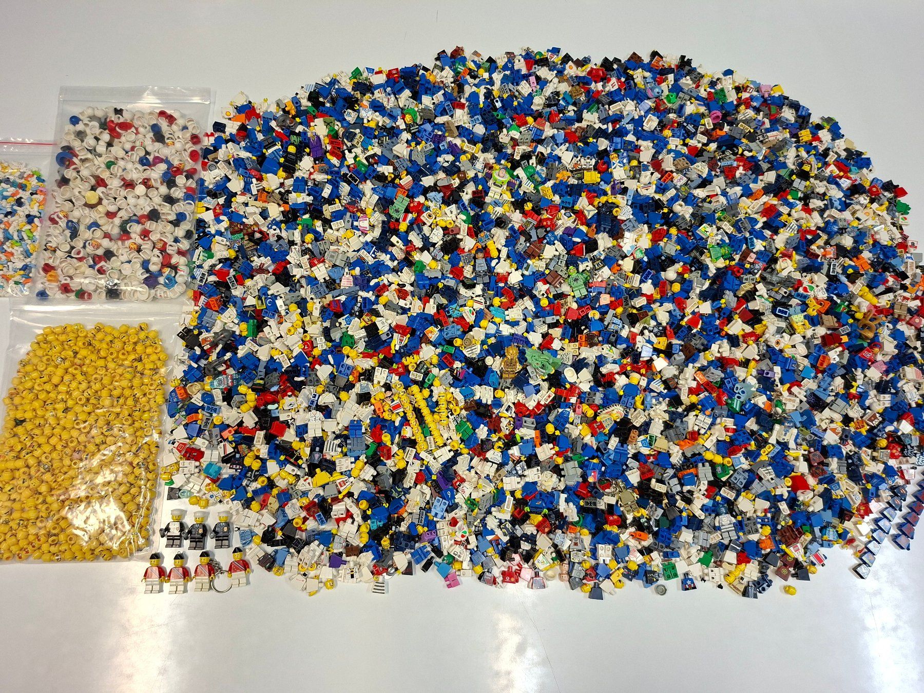 Lego Spielzeuge: Lego Minifiguren 7,7 kg – Gebraucht aus Sils im Domleschg von AMAG_AUDI_ZH