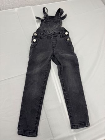 Schwarze Jeans-Latzhose, Gr. 104 / Nr. 276
